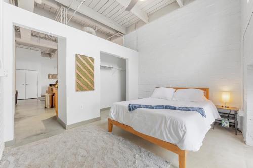 Un dormitorio blanco con una cama y un escritorio. en 108- The Cozy Comfy Spacious Loft Wi-Fi Parking Cafe, en Cleveland