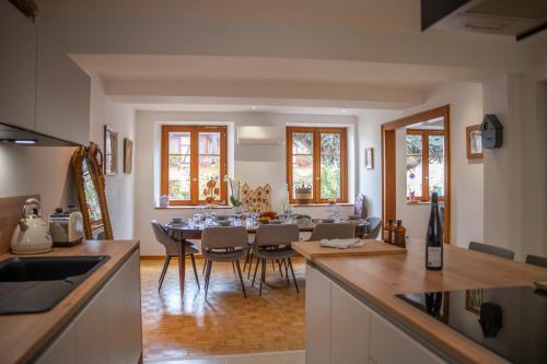une cuisine et une salle à manger avec une table et des chaises dans l'établissement Chambre Rose des Vents, à Eguisheim
