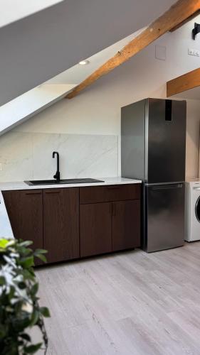 une cuisine avec un évier et un réfrigérateur dans l'établissement LE RABELAiS, à Chinon