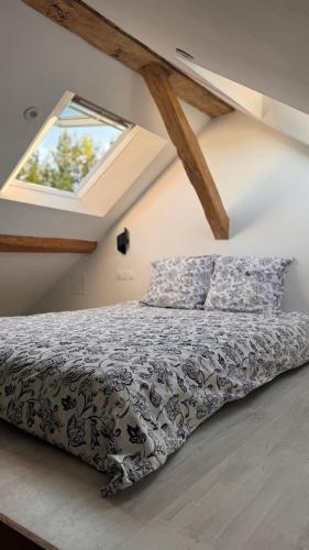 une chambre avec un grand lit avec une fenêtre dans l'établissement LE RABELAiS, à Chinon