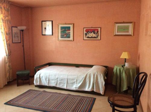 モノーポリにあるCasa Ariostoのベッドルーム1室(ベッド1台、テーブル、椅子付)