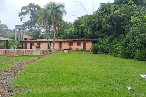 a house with a large yard in front of it at Casa condomínio perto Animália in Vargem Grande Paulista