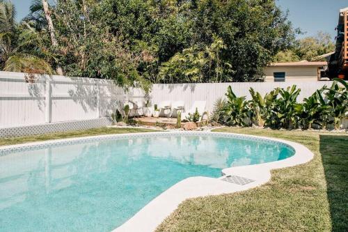 Πισίνα στο ή κοντά στο Coastal Med oasis by the beach, pet friendly!