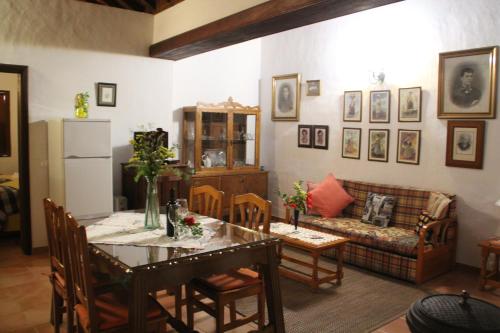 a living room with a table and a couch at Casas Rurales Los Marantes in Puntagorda