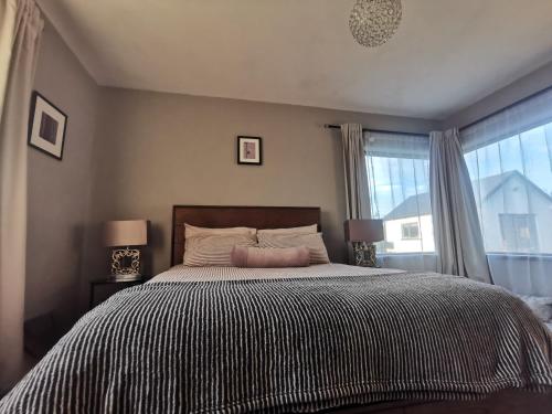Postel nebo postele na pokoji v ubytování Roscommon Ensuite Room