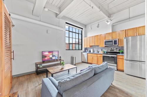 Afbeelding uit fotogalerij van 305-Rustic Chic Luxe Hideaway Cafe Wi-Fi Parking in Cleveland