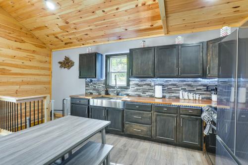 Η κουζίνα ή μικρή κουζίνα στο Waterfront Home in Gravois Mills with Deck and Beach