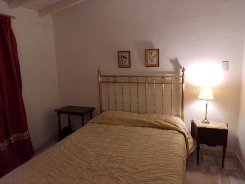 a bedroom with a bed and a lamp on a table at Casita de Capilla como Hotel in Capilla del Señor