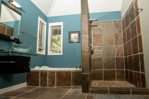 Bilik mandi di Featherstone Upstairs Apartment, Cayman Brac