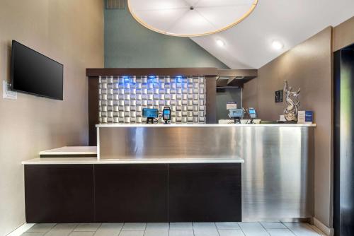 a lobby with a bar in a hospital at Best Western Gastonia in Gastonia