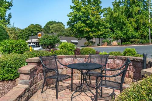 two chairs and a table on a stone wall at Best Western Gastonia in Gastonia