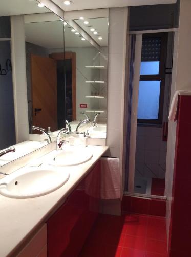 a bathroom with two sinks and a large mirror at Casa Ariosto in Monopoli