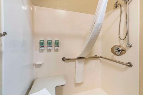 Ένα μπάνιο στο Best Western Columbia River Waterfront Hotel Astoria