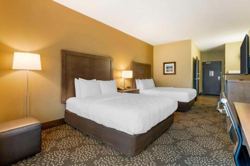 Ένα ή περισσότερα κρεβάτια σε δωμάτιο στο Best Western Columbia River Waterfront Hotel Astoria