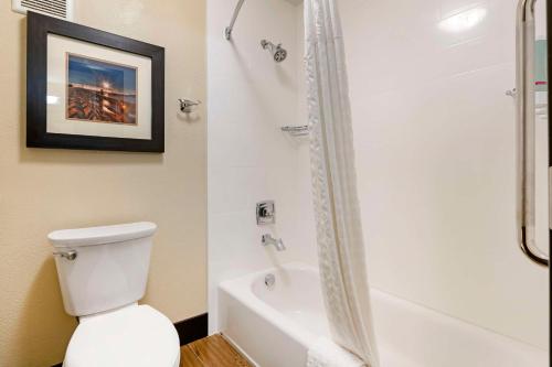 Ένα μπάνιο στο Best Western Columbia River Waterfront Hotel Astoria