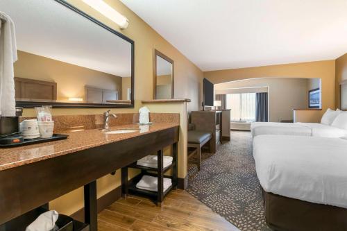 Η κουζίνα ή μικρή κουζίνα στο Best Western Columbia River Waterfront Hotel Astoria