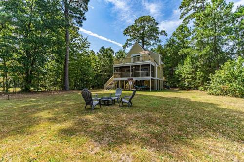 Fotografie z fotogalerie ubytování Riverside Dreams -golfcart-views-screened porch v destinaci Piney Point