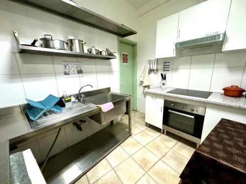 Kuchyň nebo kuchyňský kout v ubytování Hostel Monaco