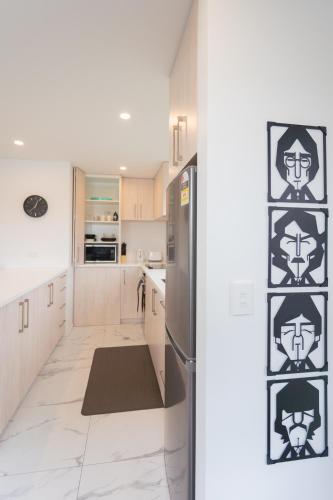 a kitchen with a black and white pattern on the wall at Cosy 2 Bed 3 Bath Home Close to CBD And Hagley Park in Addington