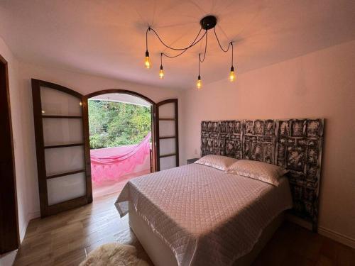 Ένα ή περισσότερα κρεβάτια σε δωμάτιο στο Refúgio Natural com Praia Paradisíaca a 300m