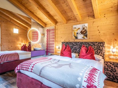 カプルーンにあるLuxury Lodge Kaprun XLの丸太小屋のベッドが2つある寝室