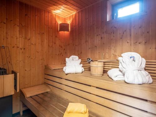 カプルーンにあるLuxury Lodge Kaprun XLの木製の壁に白いタオルを敷いたサウナ