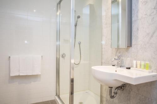 Ένα μπάνιο στο Richmond Central Apartments