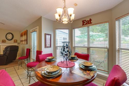 Χώρος καθιστικού στο Horn Lake Home with Yard 8 Mi to Graceland!