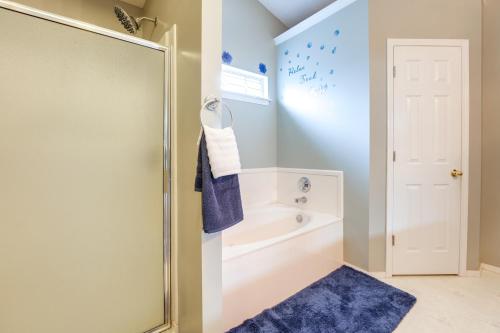 Ένα μπάνιο στο Horn Lake Home with Yard 8 Mi to Graceland!