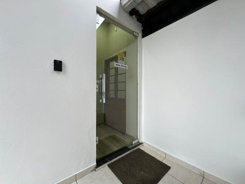 Conforto para 5 hóspedes em Blumenau DP9335 في بلوميناو: ممر فارغ مع باب في مبنى