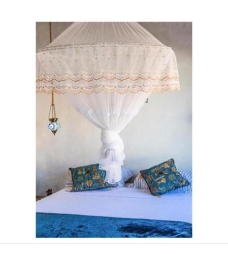 a bedroom with a bed with a canopy at Suíte Istambul Villas de São Jorge in Trancoso