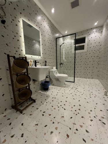 Un baño con inodoro, lavabo y espejo. en استديو فندقي - مودرن فاخر كبير جدا, en Riad