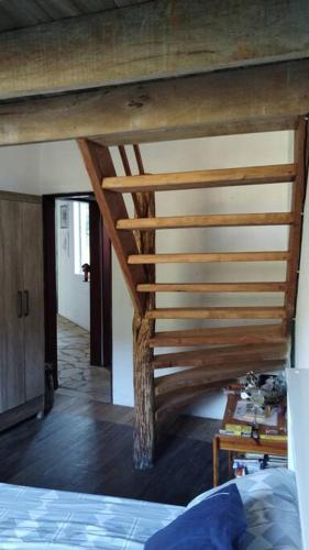 バエペンジにあるCasa Curvaのベッド付きの部屋の木製階段