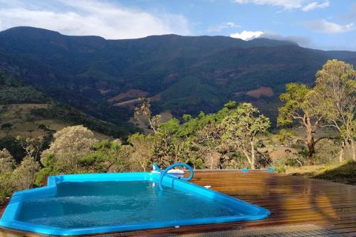 a swimming pool with a view of the mountains at Casa Curva in Baependi
