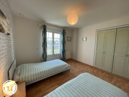 a bedroom with two beds and a window at Maison récente avec jardin, 4 chambres, proche mer et commerces à Bouin - FR-1-426-129 in Bouin
