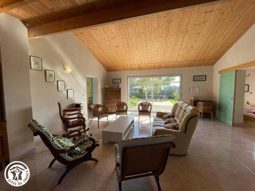 un salon avec une table et des chaises dans l'établissement Maison indépendante avec jardin et BBQ, 3 chambres, proche des oiseaux du Marais - FR-1-426-95, à Bouin
