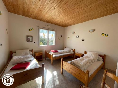 a room with two beds and a window at Maison indépendante avec jardin et BBQ, 3 chambres, proche des oiseaux du Marais - FR-1-426-95 in Bouin