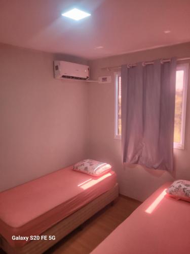 Ένα ή περισσότερα κρεβάτια σε δωμάτιο στο Residencial Jardim da costa