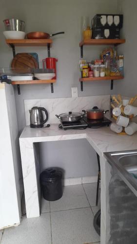 eine Küche mit einer Theke mit Töpfen und Pfannen darauf in der Unterkunft Casa Quinta en Pilar, Ñeembucú in Pilar