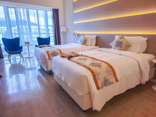 Postel nebo postele na pokoji v ubytování Sanya Phoenix Airport Hotel