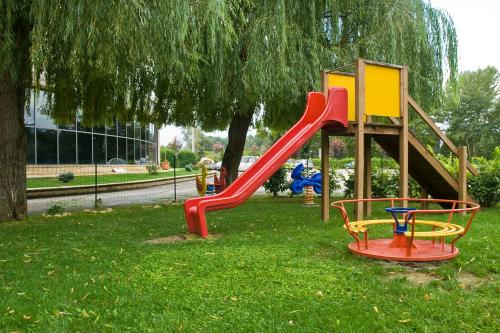 um parque infantil com escorrega num parque em Hotel Le Ginestre em Roccacasale