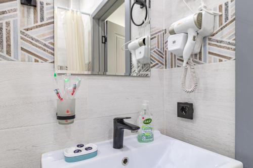 TaldykolʼにあるSezim Qala 10の洗面台と鏡のあるバスルーム