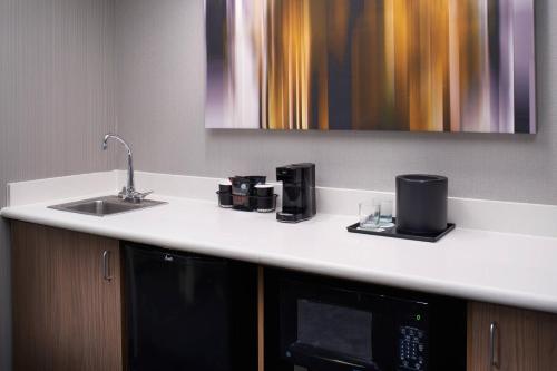 a kitchen counter with a sink and a microwave at Courtyard Cleveland Airport North in North Olmsted