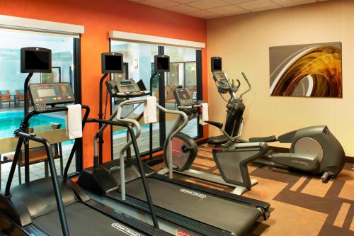 a gym with cardio equipment in a hotel room at Courtyard Cleveland Airport North in North Olmsted