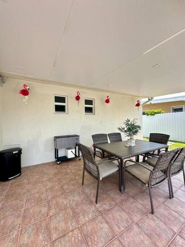 a dining room with a table and chairs and a table and chairsktop at Flamingo Paradise in Hialeah
