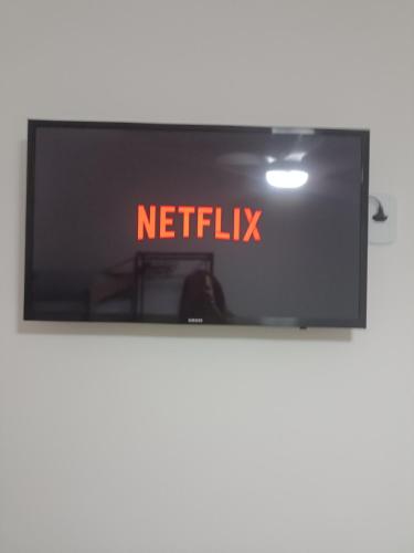 Televisyen dan/atau pusat hiburan di Pousada VKG Suites