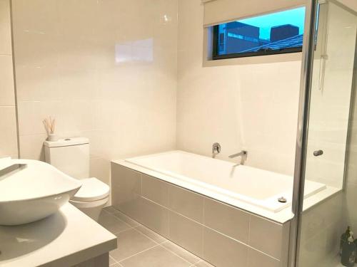 une salle de bain avec une baignoire, des toilettes et un lavabo dans l'établissement D112 Braybrook Central Stay-Great Getaway, à Braybrook