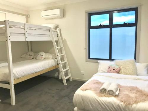 une chambre avec deux lits superposés et une fenêtre dans l'établissement D112 Braybrook Central Stay-Great Getaway, à Braybrook