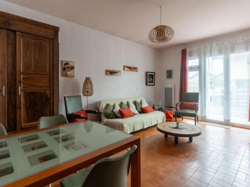 un salon avec un canapé et une table dans l'établissement T3 à Mimizan Plage, 250m de l'océan, parking privé, pour 6 pers. - FR-1-50-111, à Mimizan