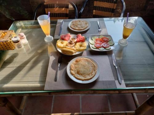 ニンビンにあるTam Coc Pomelo Gardenの食べ物と飲み物の盛り合わせが付いたテーブル